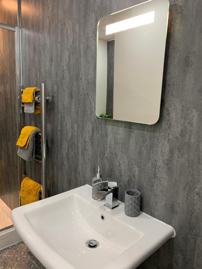 The Greens Apartment Farnworth Exteriér fotografie